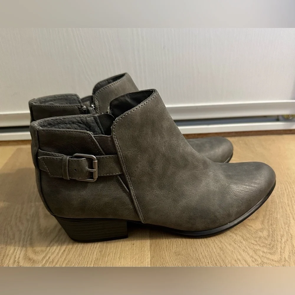 NWOT Esprit SZ 8 Gray Ankle Boots